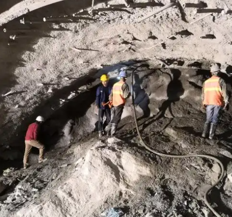 东区拱顶带模注浆料的施工流程及注意事项